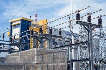 High voltage electric power plant current distribution substation