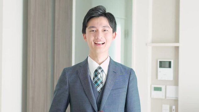 笑顔の日本人男性