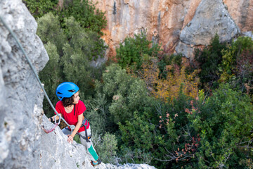Obraz premium climber boy. the child trains in rock climbing.