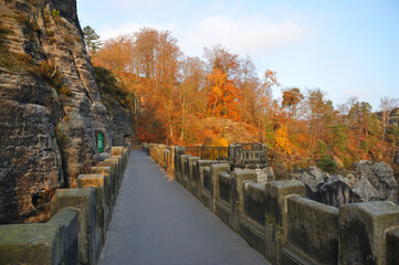 Blick auf die Basteibrücke in der Sächsischen Schweiz im Herbst