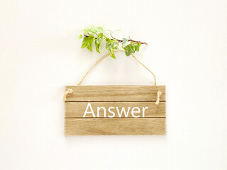 Answerの文字入り木製ネームプレートとツタ