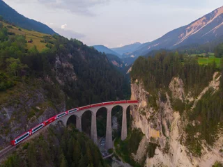 Photo sur Plexiglas Viaduc de Landwasser Aerial view of the famous red train on the Landwasser Viaduct, Switzerland.