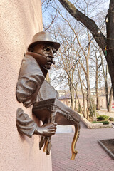 Monument to Kise Vorobyaninov - the hero of the novel 