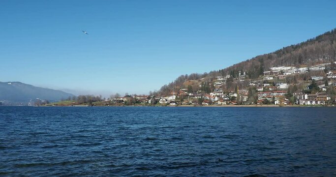 Die Stadt Tegernsee in den bayerischen Voralpen und Kleiner Tegernseer berg gesehen von Rottach-Egern am S&uuml;dufer des Sees
