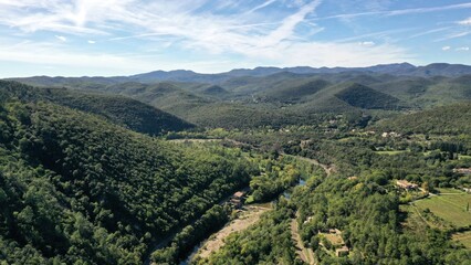 Fototapeta premium survol des Cévennes dans le sud de la France (Anduze, Occitanie) 
