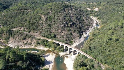 survol des Cévennes dans le sud de la France (Anduze, Occitanie)	