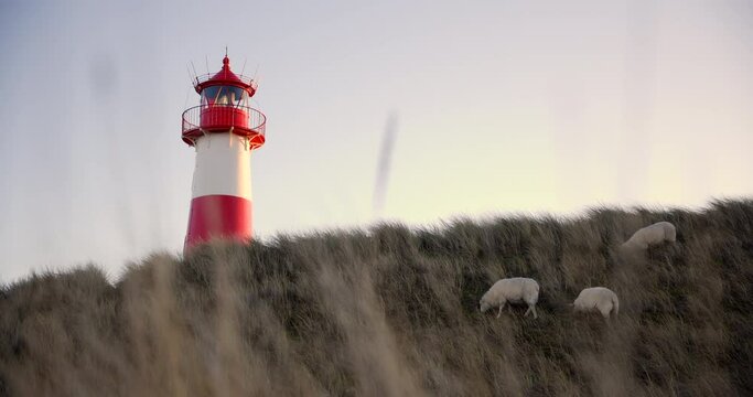 Leuchtturm in den D&uuml;nen auf der Insel Sylt, Slowmotion