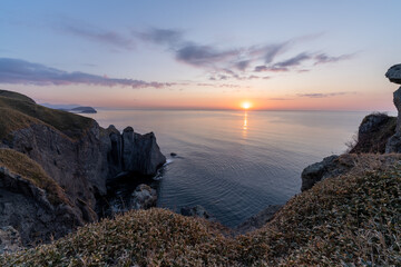 北海道　室蘭　トッカリッショ　断崖絶壁　岩山　朝日　海