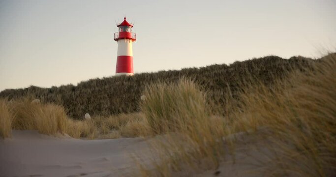 Leuchtturm in den D&uuml;nen auf der Insel Sylt, Slowmotion
