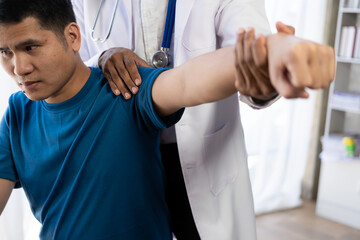 Obraz premium Male chiropractor, physiotherapist or orthopedist examining a patient suffering from scoliosis or pain in the back and limbs, treatment concept. Patient in rehabilitation physiotherapy hospital