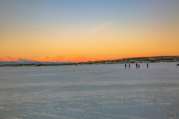 Abisko in Lapponia in Svezia. Tramonto al lago di Tornetrask ghiacciato. Sole, neve, ghiaccio, al circolo polare artico, un paesaggio del nord Europa