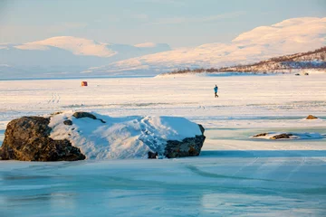 Foto op Canvas Abisko in Lapponia in Svezia. Tramonto al lago di Tornetrask ghiacciato. Sole,neve,ghiaccio,al circolo polare artico,un paesaggio del nord europa © Claudio Quacquarelli