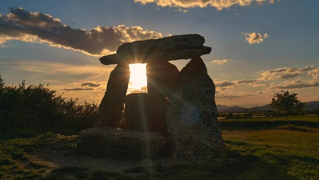 The sun strolls among the ancient monuments: a time-lapse of the sunset at the dolmen