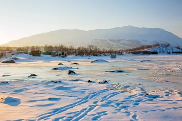 Foto op Canvas Abisko in Lapponia in Svezia. Tramonto al lago di Tornetrask ghiacciato. Sole,neve,ghiaccio,al circolo polare artico,un paesaggio del nord europa © Claudio Quacquarelli