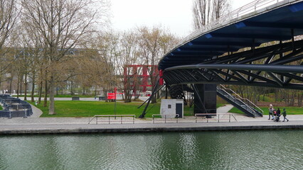 Canal Saint-Martin et le parc de la Villette dans un moment de détente et d'attraction,...