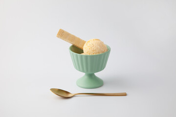 バニラ アイスクリーム ウエハース添え 白背景