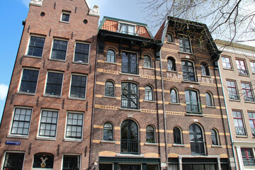 Fototapeta na wymiar old brick houses or flat buildings in amsterdam (the netherlands) 