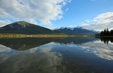 Fototapeta premium Sulphur Mountain and Sundance Peak - Vermilion Lake - Canada