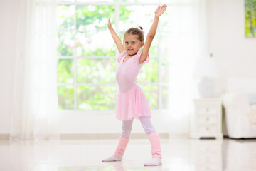Baby ballet. Little ballerina girl in dance class. © famveldman