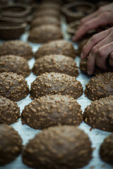 Des œufs au chocolat couvert de noisettes en fabrication chez un chocolatier
