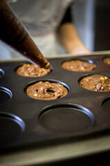 Préparation de cookies au chocolat dans une cuisine, la patte est posée dans un moule