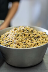 Préparation de base pour faire des cookies dans un saladier en inox