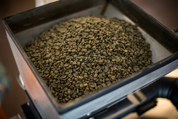 Grains de torréfaction de café, grains de café dans la machine de torréfaction, Arabica