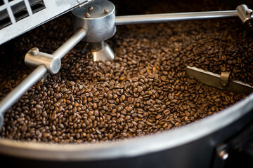 Grains de torréfaction de café, grains de café dans la machine de torréfaction, Arabica