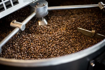 Zelfklevend Fotobehang Grains de torréfaction de café, grains de café dans la machine de torréfaction, Arabica © lamurebenjamin