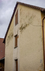 Feuchte und schimmelige Hauswand