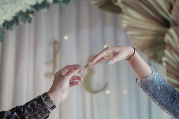 hands of the bride with the rings