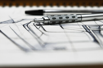 Bleistift liegt auf Block mit Industriedesign Skizze