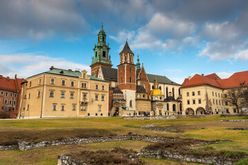 Zamek Królewski na Wawelu w Krakowie / Wawel Royal Castle in Krakow - obrazy, fototapety, plakaty