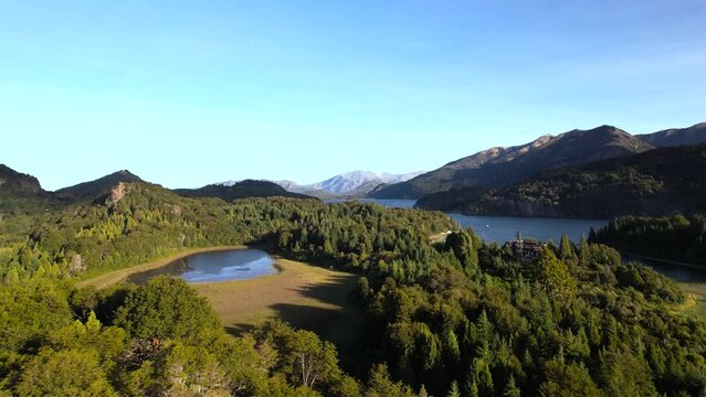 Vista a&eacute;rea de Bariloche lago perito moreno, lago Nahuel Huapi, lago morenito, cordillera de los andes con dron