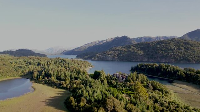 Vista a&eacute;rea de Bariloche lago perito moreno, lago Nahuel Huapi, lago morenito, cordillera de los andes con dron
