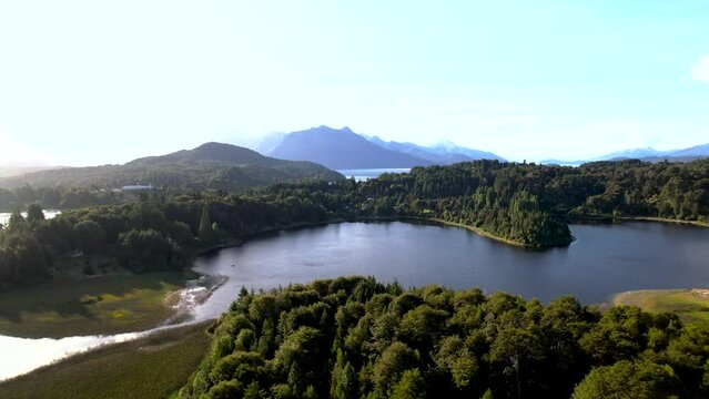 Vista a&eacute;rea de Bariloche lago perito moreno, lago Nahuel Huapi, lago morenito, cordillera de los andes con dron