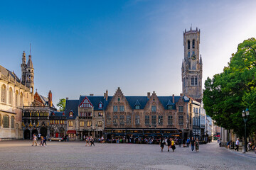 Obraz premium ein Sommertag in der Stadt Brügge in Belgien, mit den vielen Windmühlen, Kanälen und schönen flämischen Häusern