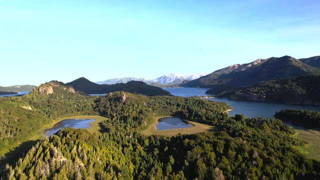 Vista a&eacute;rea de Bariloche lago perito moreno, lago Nahuel Huapi, lago morenito, cordillera de los andes con dron