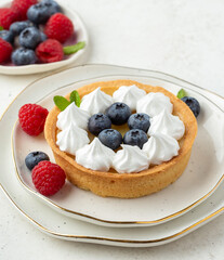 Sweet meringue tartlet