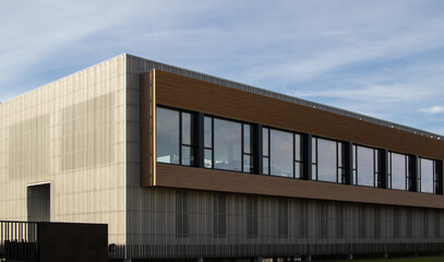 edificio con ventanal con marco de madera en polígono industrial
