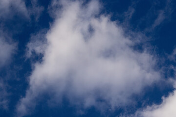 Fototapeta na wymiar nube blanca sobre cielo azul