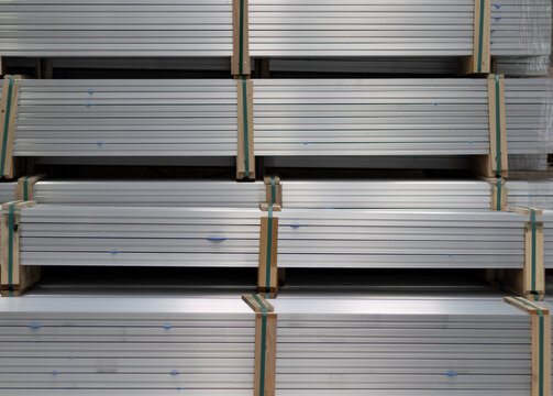 perfiles de aluminio apilados en una industria