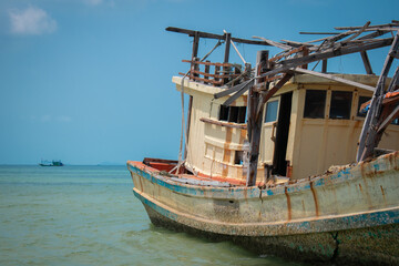 Fototapeta na wymiar Stranded fishing boat on a paradise beach in Koh Samui, Gulf of Thailand