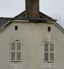 Alte Fassade mit Kamin und walmdach 