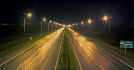 Fototapeta na wymiar Dwupasmowa droga ekspresowa w nocy