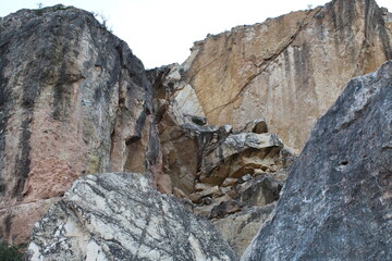 Desprendimiento de rocas en la montaña 