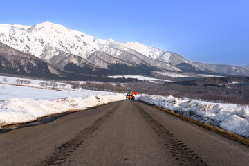 禿岳山麓のホイルローダーによる公道の除雪作業とタイヤ跡