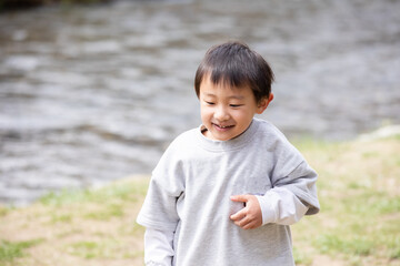 河原で遊ぶ男の子　boy playing