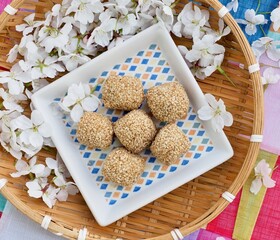 한국음식 깨찰떡과 벚꽃