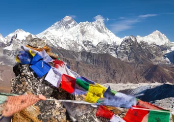 Papier Peint photo Makalu Mounts Everest Lhotse Makalu with buddhist prayer flags